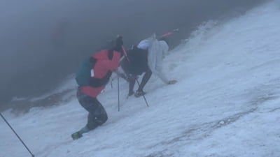 Participanți la competiție alunecă în râpă