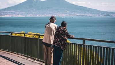 Pensionari își demolează vila și pleacă în Thailanda