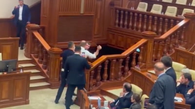 Primarul Chișinăului, scos din Parlament