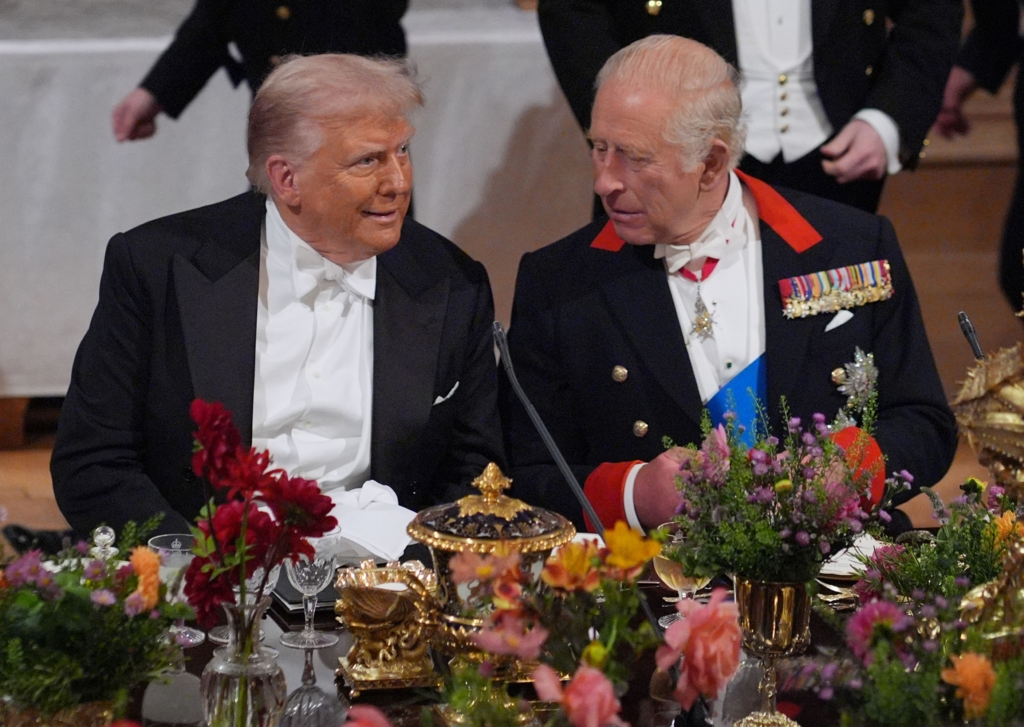 Regele Charles contrazice pe Trump, ovații!