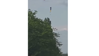 Tânăr din Craiova salvat după o parașută defectă
