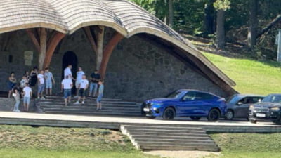 Trei mașini parcate pe altarul din Șumuleu