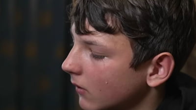 Un copil de 12 ani își protejează frații